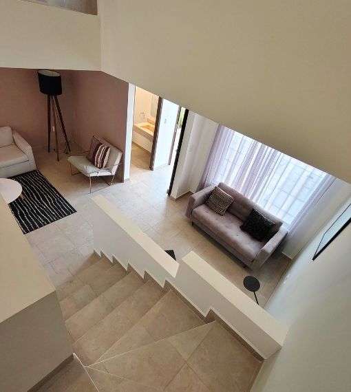 Escalera con vista a sala de TV Coira