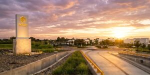 Acceso de Canah Residencial al atardecer, León